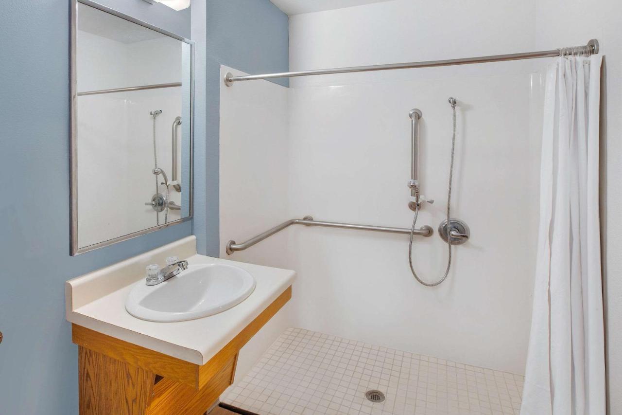 Woodspring Suites ファー エクステリア 写真